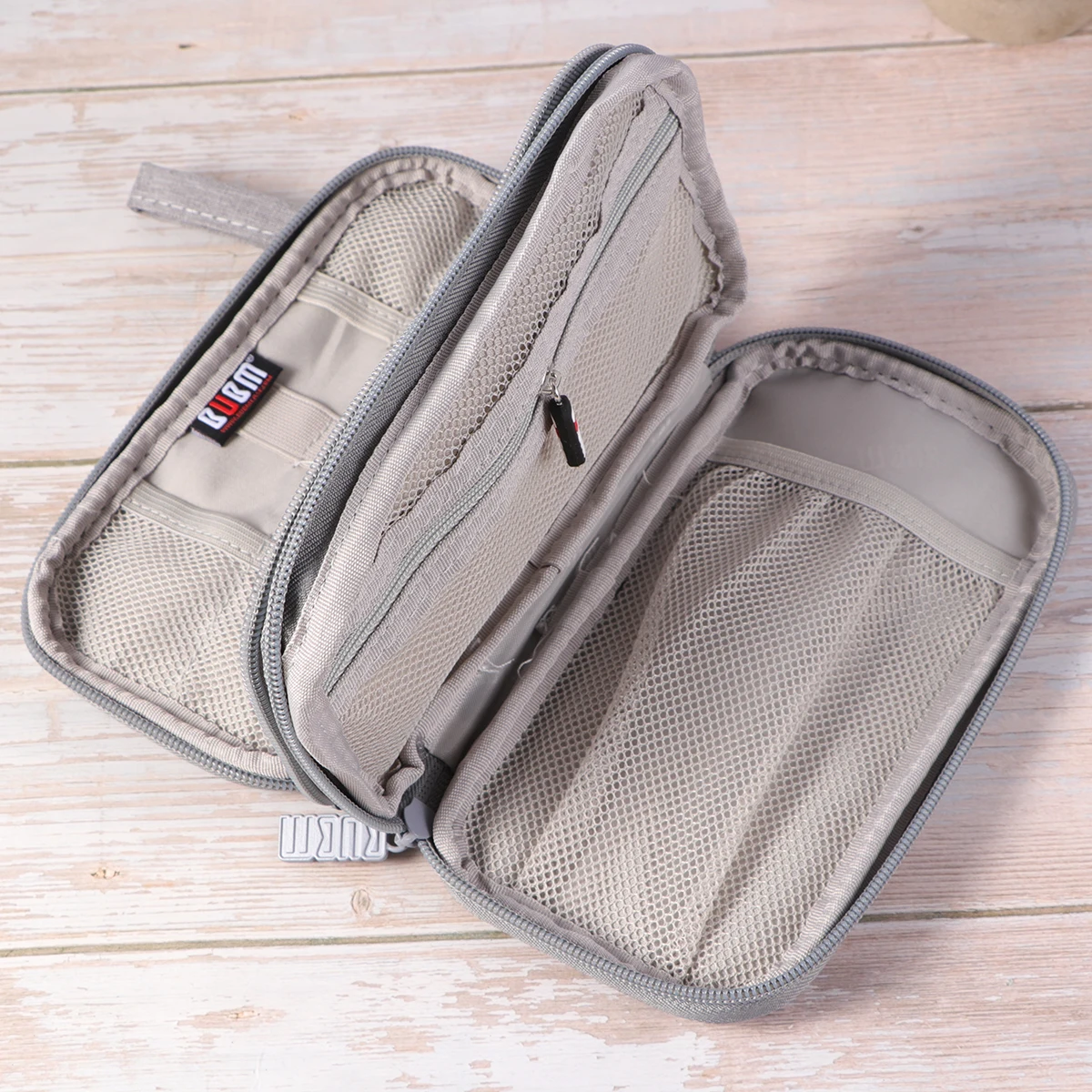 Travel Digital Carrying Pouch Electronics ganizer Portable Storage Bag for Data Cable Shockproof Polyester Material
Travel Digital Carrying Pouch Electronics ganizer Portable Storage Bag for Data Cable Shockproof Polyester Material