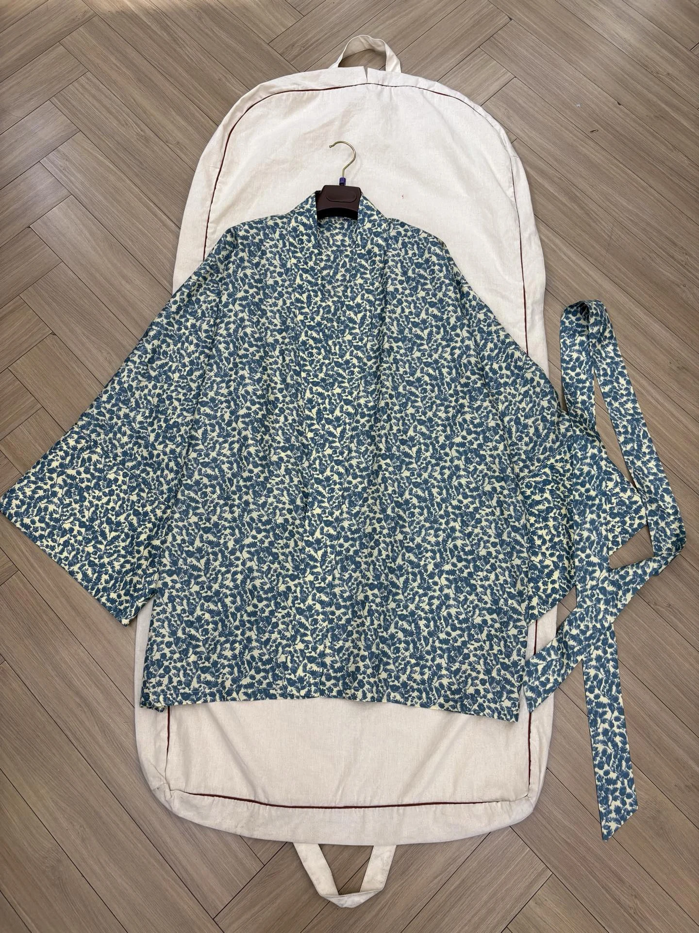 2026 Spring/Summer New Arrival: High-Quality Women's Silk Printed Cape — Classic Resort Style
2026 Spring/Summer New Arrival: High-Quality Women's Silk Printed Cape — Classic Resort Style