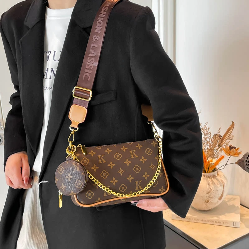 High-End Messenger Bag For Business Commuter With Minimalist Design And Leather Luxury Fashion
High-End Messenger Bag For Business Commuter With Minimalist Design And Leather Luxury Fashion