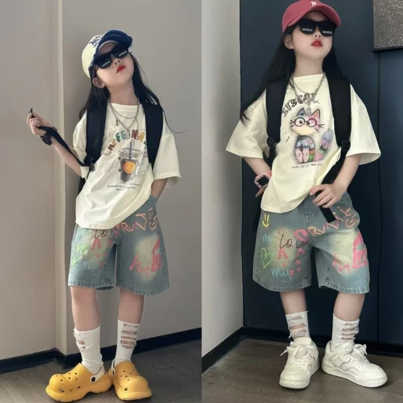 Girls' Summer Fashion Set New Style Zhongda Children's Stylish Printed Short Sleeve Korean Graffiti Cowboy Shorts Two Piece Set
Girls' Summer Fashion Set New Style Zhongda Children's Stylish Printed Short Sleeve Korean Graffiti Cowboy Shorts Two Piece Set