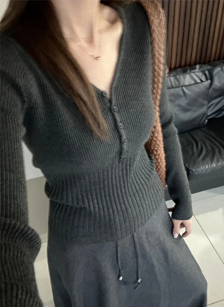 Korean Dark Grey V-neck Knit Long Sleeve T-shirt Women's Top Autumn Fashion Slim Fit Long Sleeve Tops
Korean Dark Grey V-neck Knit Long Sleeve T-shirt Women's Top Autumn Fashion Slim Fit Long Sleeve Tops