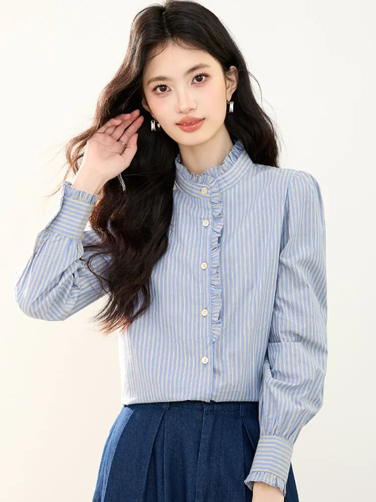 Синяя полосатая женская рубашка с длинным рукавом и деревянными пуговицами, осенне-зимняя новинка, универсальный классический дизайн.
Синяя полосатая женская рубашка с длинным рукавом и деревянными пуговицами, осенне-зимняя новинка, универсальный классический дизайн.