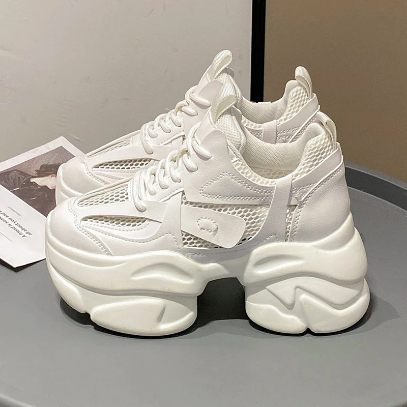 Женские сетчатые туфли для папы, кроссовки на платформе с толстой подошвой, новинка весны 2026, повседневная спортивная обувь на высоком каблуке 9 см, дышащая шнуровка
Женские сетчатые туфли для папы, кроссовки на платформе с толстой подошвой, новинка весны 2026, повседневная спортивная обувь на высоком каблуке 9 см, дышащая шнуровка