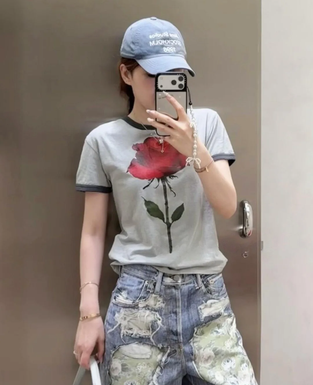 Retro American Red Rose Print T-Shirt Women's Slim Fit round Neck Short Sleeve Grey Top Comfortable Cotton Moisture Wicking
Retro American Red Rose Print T-Shirt Women's Slim Fit round Neck Short Sleeve Grey Top Comfortable Cotton Moisture Wicking