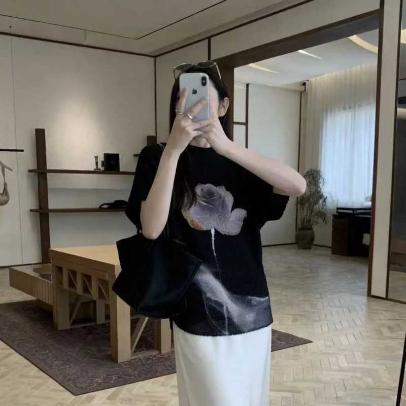 Miyake Pleated Personality T-Shirt Plisse 2026 Summer New Casual Versatile T-shirt Fashion Trendy Quality Rose Pattern Top Women
Miyake Pleated Personality T-Shirt Plisse 2026 Summer New Casual Versatile T-shirt Fashion Trendy Quality Rose Pattern Top Women