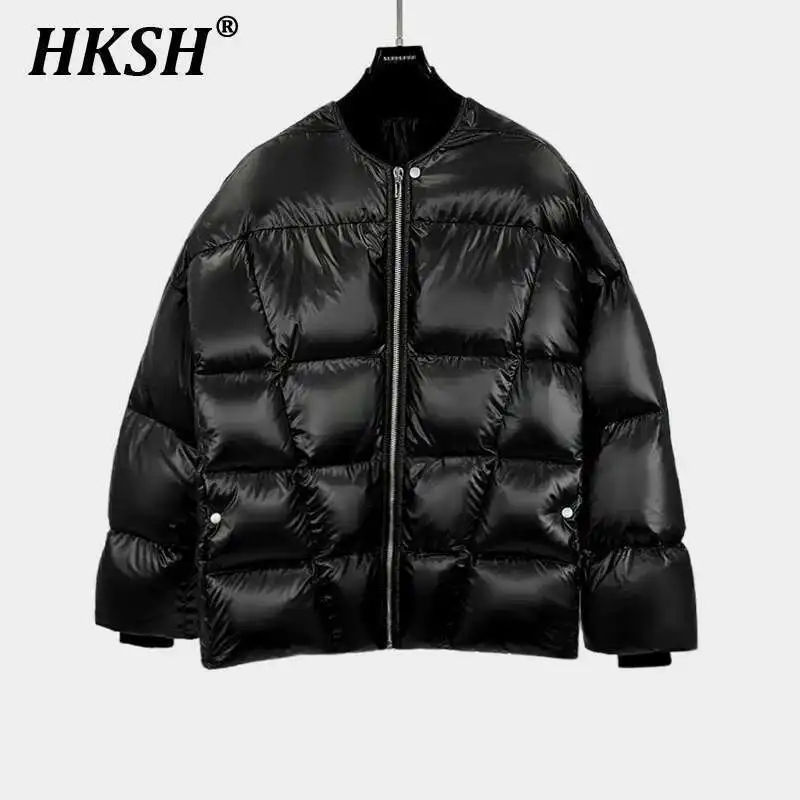 HKSH Осень Зима Новые мужские пуховики Tide Dark RO Style Модные шикарные стеганые пальто на молнии с воротником-стойкой и нишевым дизайном HK3098
HKSH Осень Зима Новые мужские пуховики Tide Dark RO Style Модные шикарные стеганые пальто на молнии с воротником-стойкой и нишевым дизайном HK3098