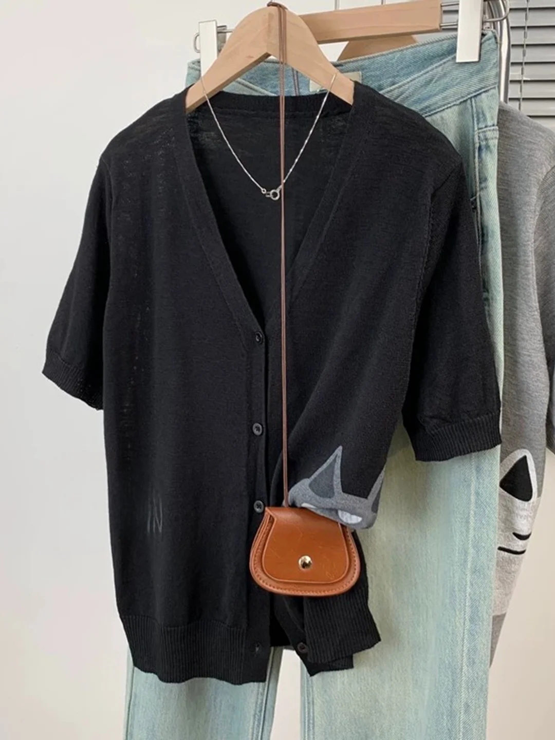 plus Size Thin Ice Silk V-Neck Short Sleeve Knitted Top Women's Fashionable Loose Summer Shirt Korean Style Commute Wind
plus Size Thin Ice Silk V-Neck Short Sleeve Knitted Top Women's Fashionable Loose Summer Shirt Korean Style Commute Wind