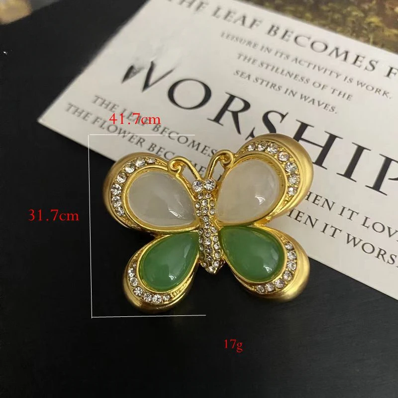 Vintage French-style simple diamond-embellished peacock green butterfly brooch, versatile niche accessory for commuting
Vintage French-style simple diamond-embellished peacock green butterfly brooch, versatile niche accessory for commuting