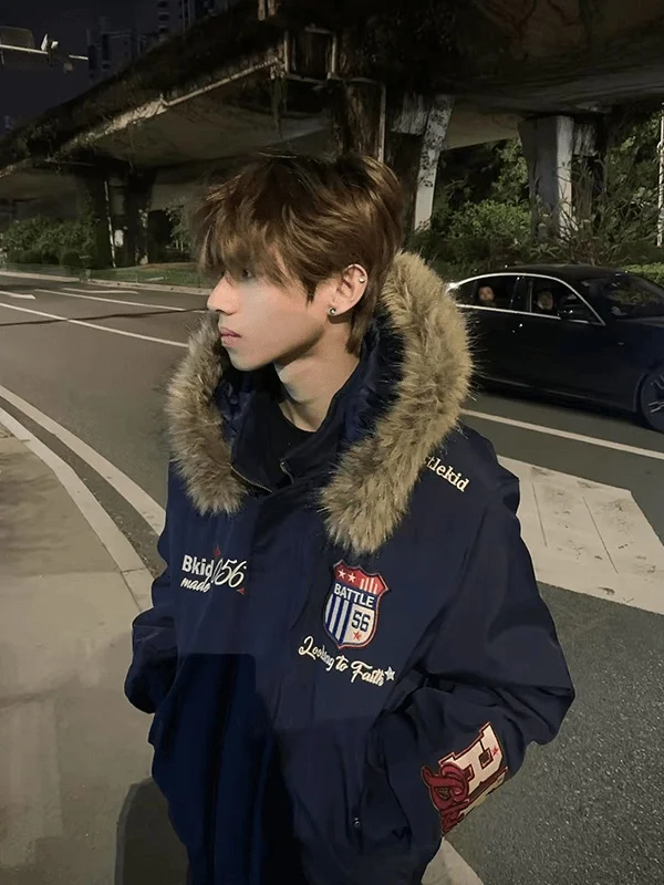 Мужская зимняя теплая свободная повседневная куртка из хлопка с вышивкой и меховым воротником в американском ретро-стиле, модель Mountain Eagle
Мужская зимняя теплая свободная повседневная куртка из хлопка с вышивкой и меховым воротником в американском ретро-стиле, модель Mountain Eagle