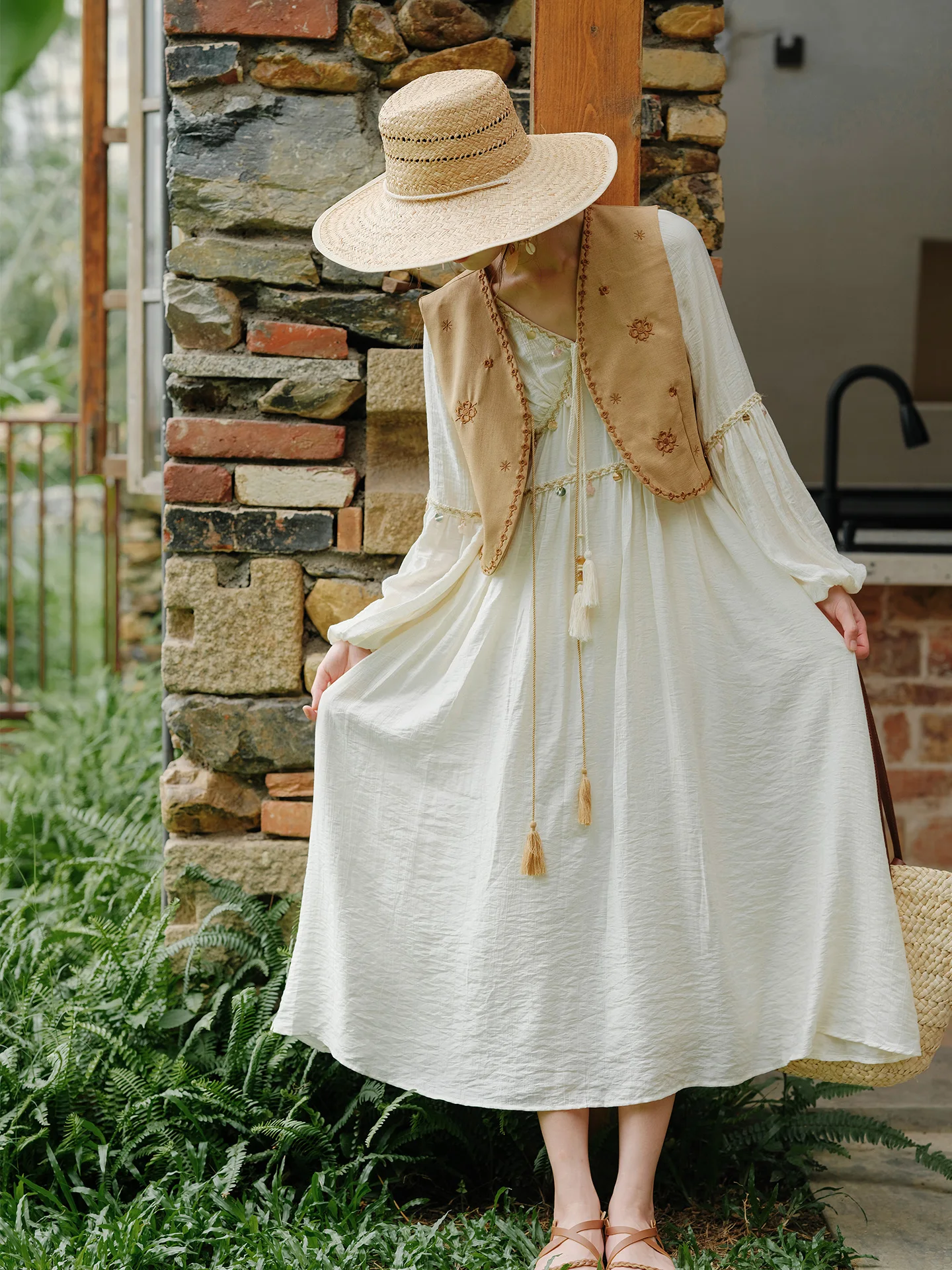 Bohemian Vacation Style Embroidered Waistcoat Thin Casual Summer Outerwear for Women Short V-Neck Single Button Plant Floral
Bohemian Vacation Style Embroidered Waistcoat Thin Casual Summer Outerwear for Women Short V-Neck Single Button Plant Floral
