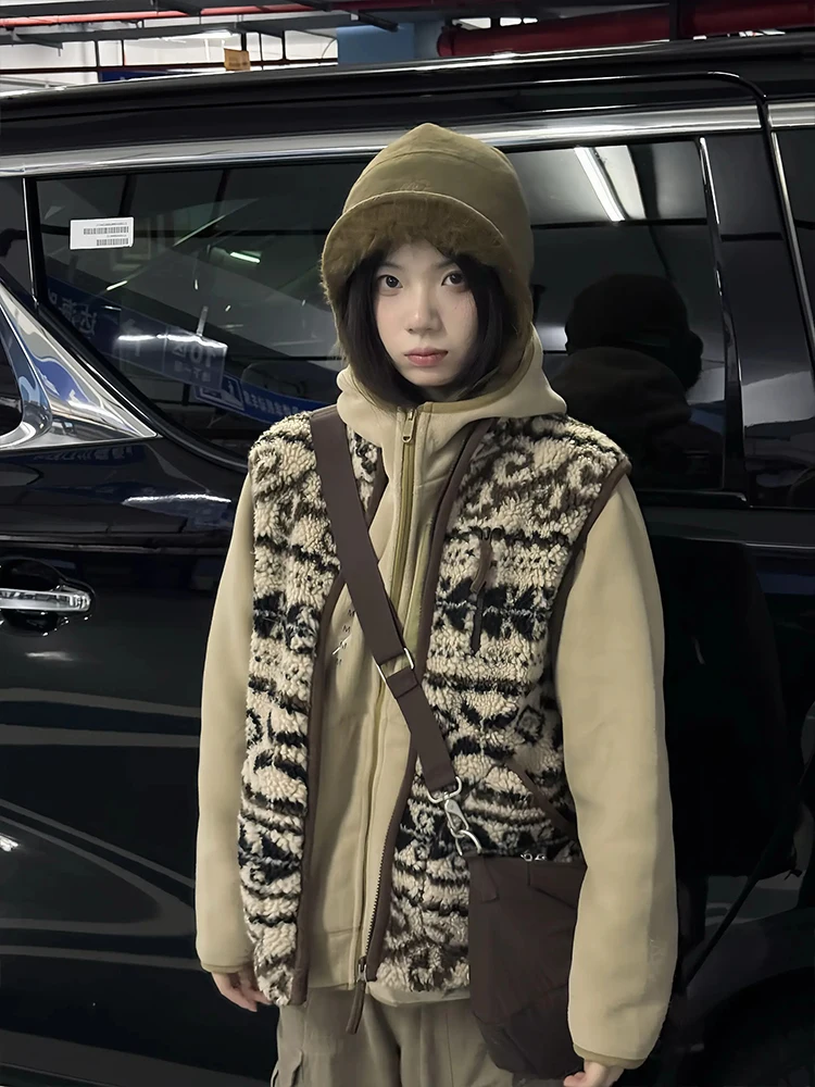 American Retro Fair Isle Fce Vest Men's Autumn Winter Warm Layering Svel Lamb Fur Vest Jaet Youth Casual Trend
American Retro Fair Isle Fce Vest Men's Autumn Winter Warm Layering Svel Lamb Fur Vest Jaet Youth Casual Trend