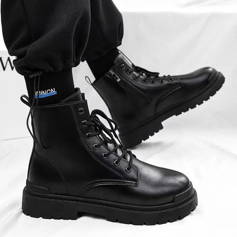 2024 Men's Autumn Winter Leather High Top Tooling Boots Thick Sole Non Slip Waterproof Black British Style Motorcycle Boots
2024 Men's Autumn Winter Leather High Top Tooling Boots Thick Sole Non Slip Waterproof Black British Style Motorcycle Boots