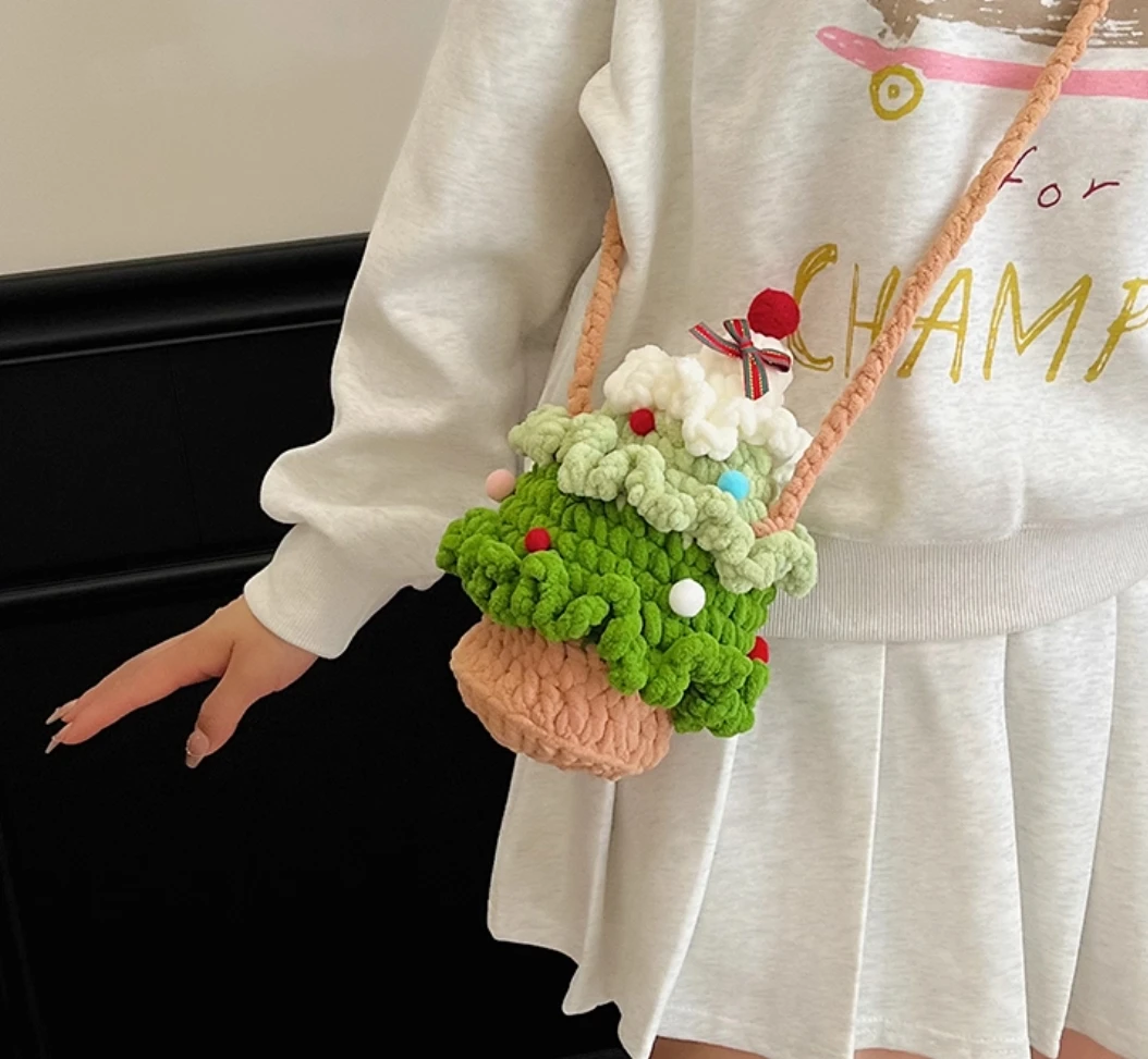 Christmas tree handmade wool crochet finished product cute woven crossbody bag 2025 new Christmas gift for girlfriend
Christmas tree handmade wool crochet finished product cute woven crossbody bag 2025 new Christmas gift for girlfriend