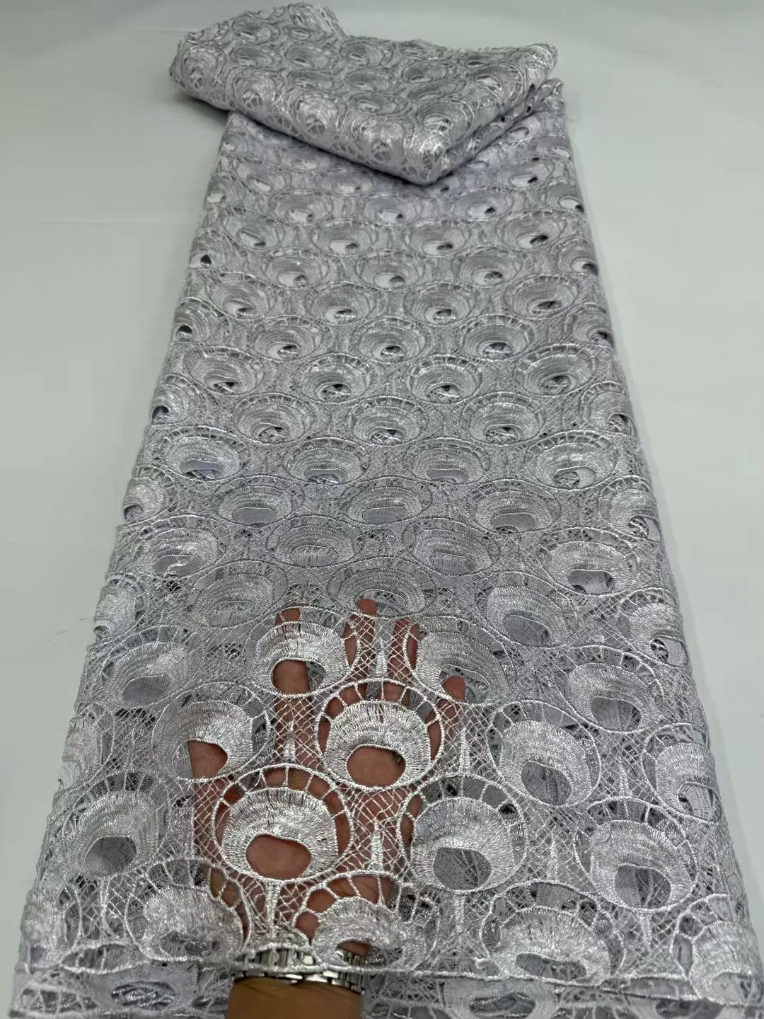 Новейшая африканская кружевная ткань из гипюрового шнура, стиль 2026, нигерийская водорастворимая кружевная ткань, 5 ярдов для свадебной вечеринки, чисто белый цвет
Новейшая африканская кружевная ткань из гипюрового шнура, стиль 2026, нигерийская водорастворимая кружевная ткань, 5 ярдов для свадебной вечеринки, чисто белый цвет