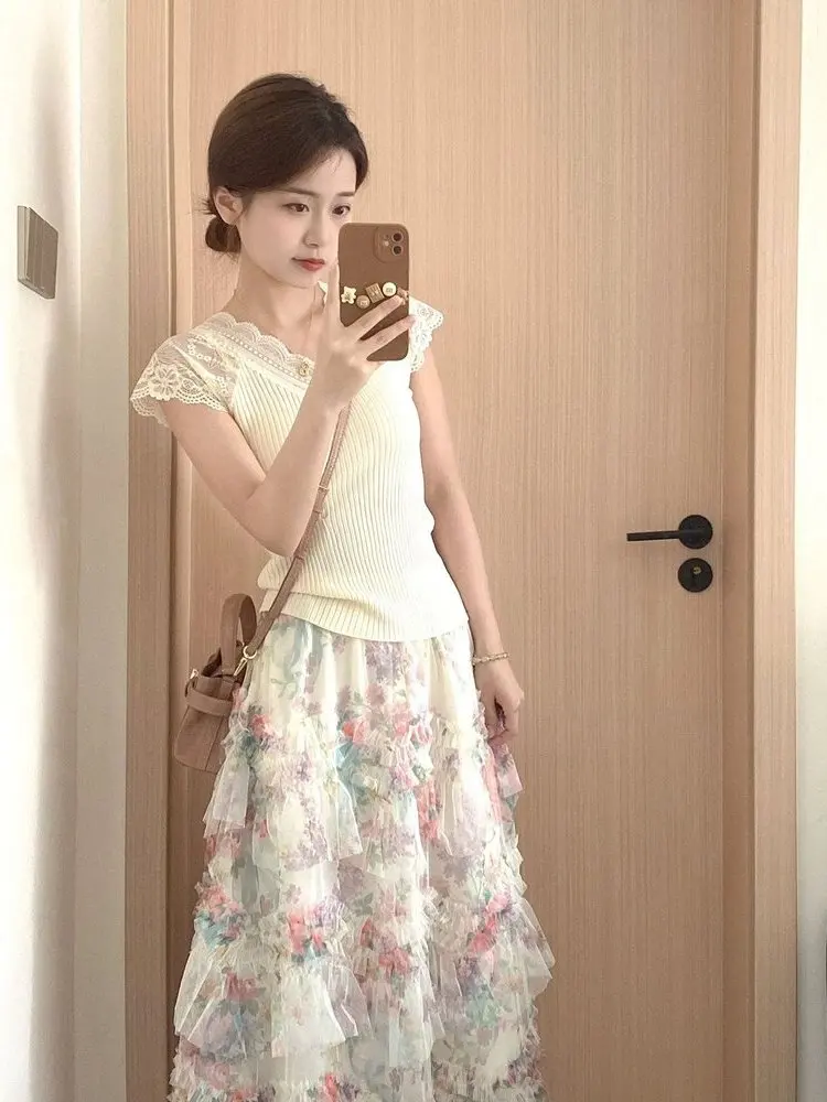 Summer Lace Splice V-neck Short Sleeve T-shirt Floral Cake Half-length Skirt Two-piece Set Women's Fashion Breathable Polyester
Summer Lace Splice V-neck Short Sleeve T-shirt Floral Cake Half-length Skirt Two-piece Set Women's Fashion Breathable Polyester