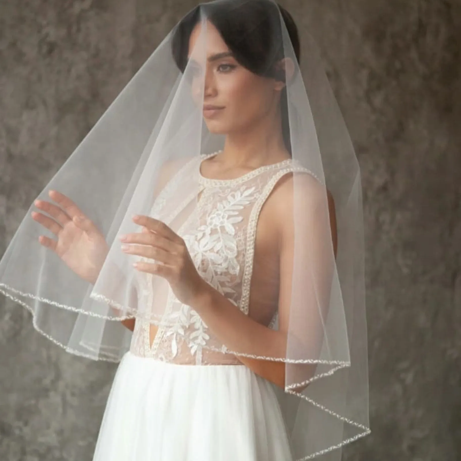 Double Layer Wedding Veil 70cm Blusher Fingertip Length Pearl Crystal Beaded Edge Bridal Veils with Comb Tulle Accessories G121
Double Layer Wedding Veil 70cm Blusher Fingertip Length Pearl Crystal Beaded Edge Bridal Veils with Comb Tulle Accessories G121