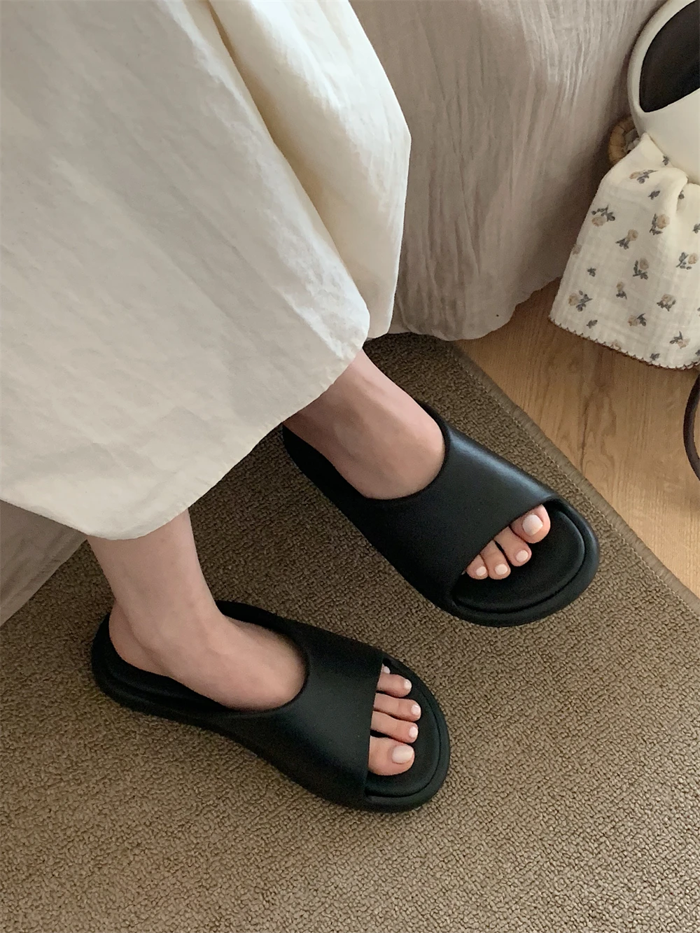 Женские сандалии из материала ЭВА для активного отдыха, креативные модные шлепанцы на платформе с одним ремешком, нескользящие, с мягкой подошвой
Женские сандалии из материала ЭВА для активного отдыха, креативные модные шлепанцы на платформе с одним ремешком, нескользящие, с мягкой подошвой