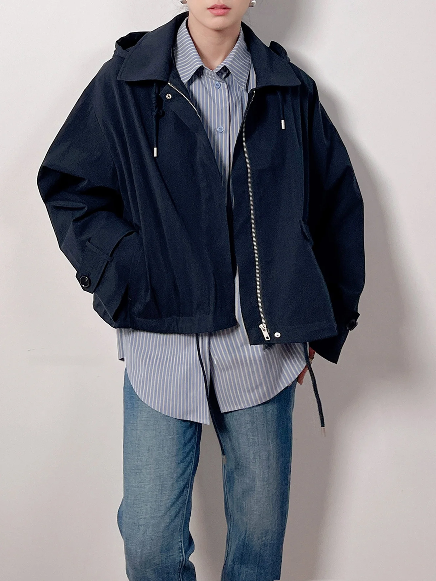 Korean Fashion Short Trench Coat Women's Modern Windproof Hooded Jacket Early Autumn Outerwear Nylon Cotton Blend Long Sleeve
Korean Fashion Short Trench Coat Women's Modern Windproof Hooded Jacket Early Autumn Outerwear Nylon Cotton Blend Long Sleeve