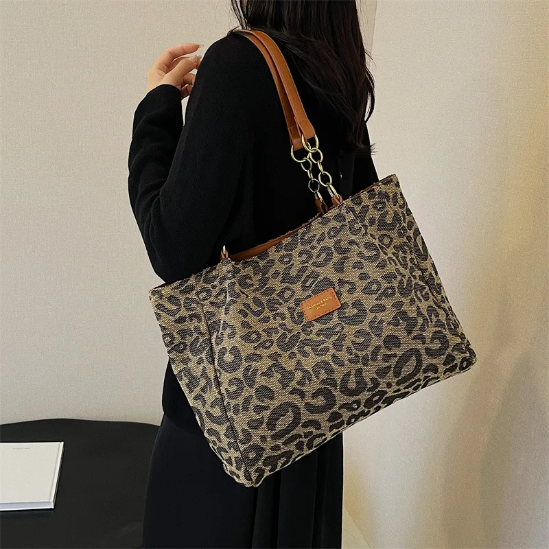 2025 New Women Bag Retro Leisure Leopard Pattern Shoulder Underarm Bag Large Capacity Tote Bag Trendy Women's Chain Shoulder Bag
2025 New Women Bag Retro Leisure Leopard Pattern Shoulder Underarm Bag Large Capacity Tote Bag Trendy Women's Chain Shoulder Bag