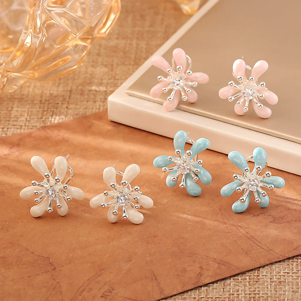 Fashionable and exquisite oil-dropped zircon earrings, fresh and sweet earrings, niche and versatile commuting earrings
Fashionable and exquisite oil-dropped zircon earrings, fresh and sweet earrings, niche and versatile commuting earrings