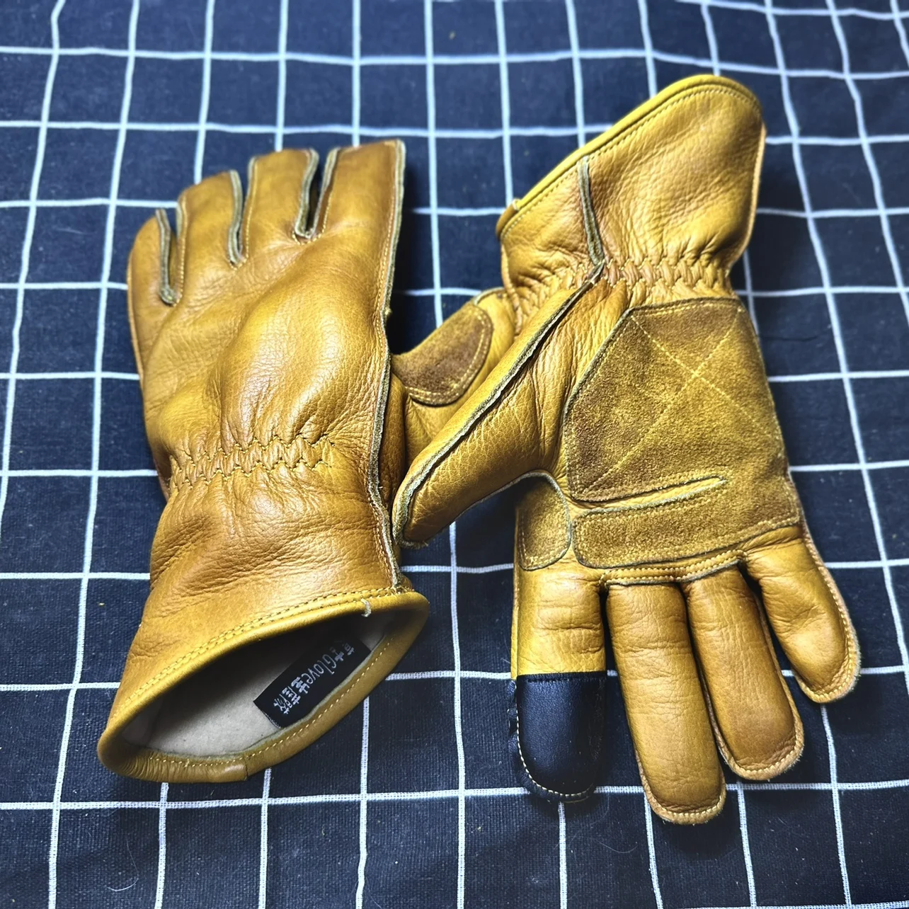 Handmade Leather Motorcycle Riding Gloves Winter Vintage Fleece-Lined Windproof Warm Cowhide Distressed Men and Women
Handmade Leather Motorcycle Riding Gloves Winter Vintage Fleece-Lined Windproof Warm Cowhide Distressed Men and Women