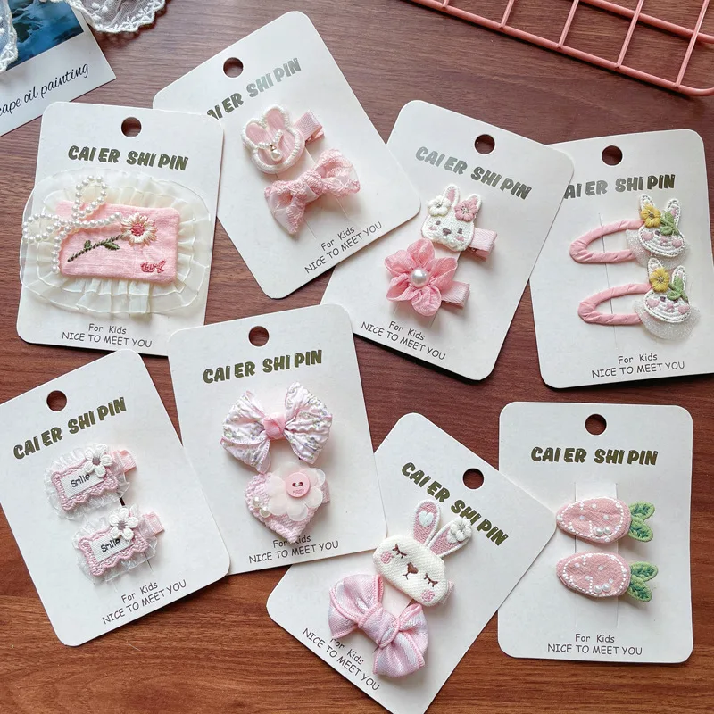 Розовые мультяшные заколки для волос с вышивкой для детей: милые тканевые боковые заколки-бантики в виде кролика и моркови, аксессуары для челки
Розовые мультяшные заколки для волос с вышивкой для детей: милые тканевые боковые заколки-бантики в виде кролика и моркови, аксессуары для челки