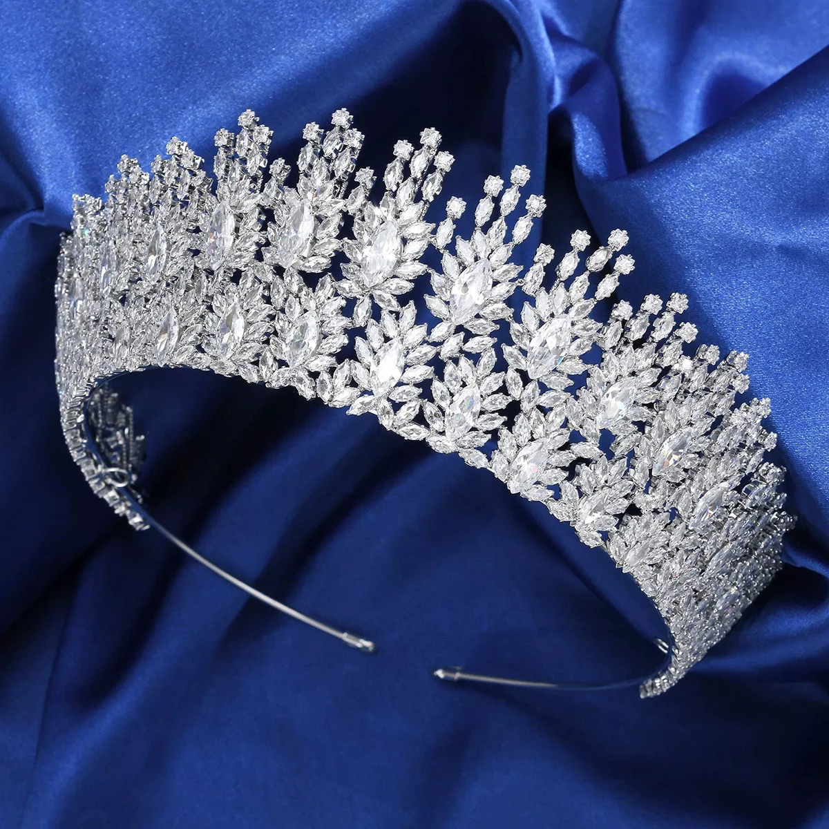 Модный европейско-американский циркон, корона для волос, светлый роскошный аксессуар для волос в стиле барокко для бальных вечеринок, платье, головной убор
Модный европейско-американский циркон, корона для волос, светлый роскошный аксессуар для волос в стиле барокко для бальных вечеринок, платье, головной убор