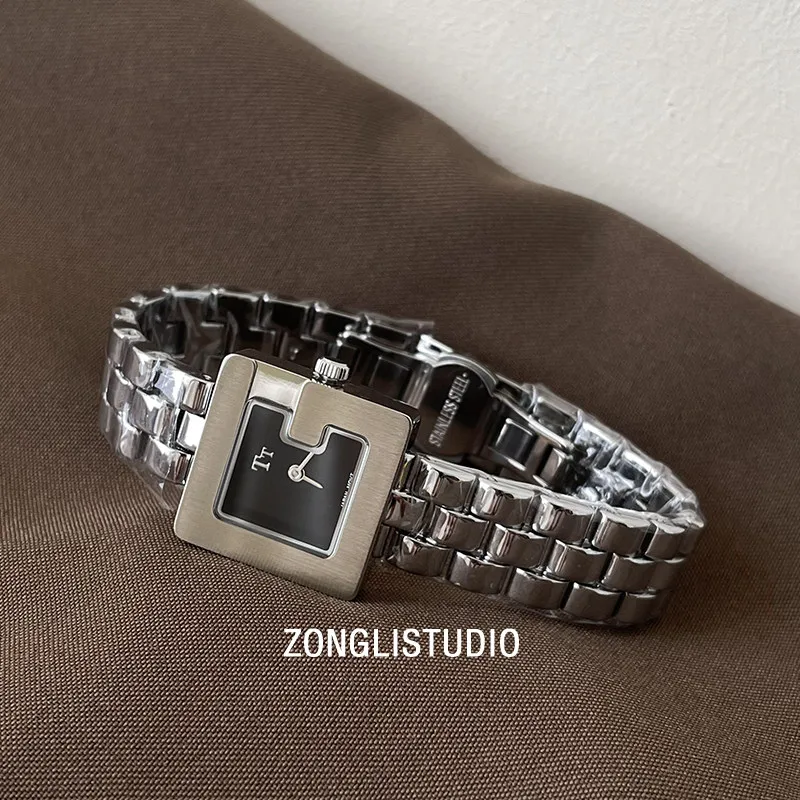 Серебряные женские часы. Изысканные и элитные. Винтажный и роскошный стальной ремешок. Модные кварцевые наручные часы для студентов.
Серебряные женские часы. Изысканные и элитные. Винтажный и роскошный стальной ремешок. Модные кварцевые наручные часы для студентов.