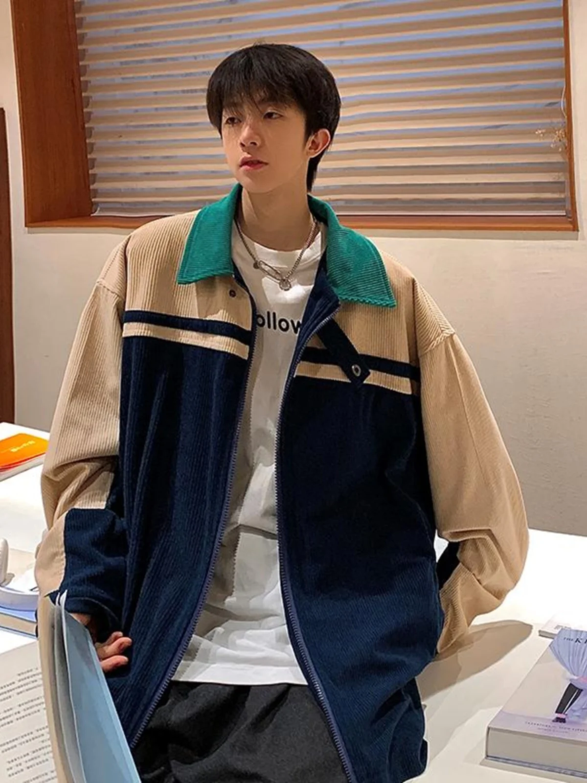 Мужская вельветовая бейсбольная куртка свободного кроя в американском ретро-стиле с пэчворком, осенняя модная верхняя одежда для молодежи
Мужская вельветовая бейсбольная куртка свободного кроя в американском ретро-стиле с пэчворком, осенняя модная верхняя одежда для молодежи