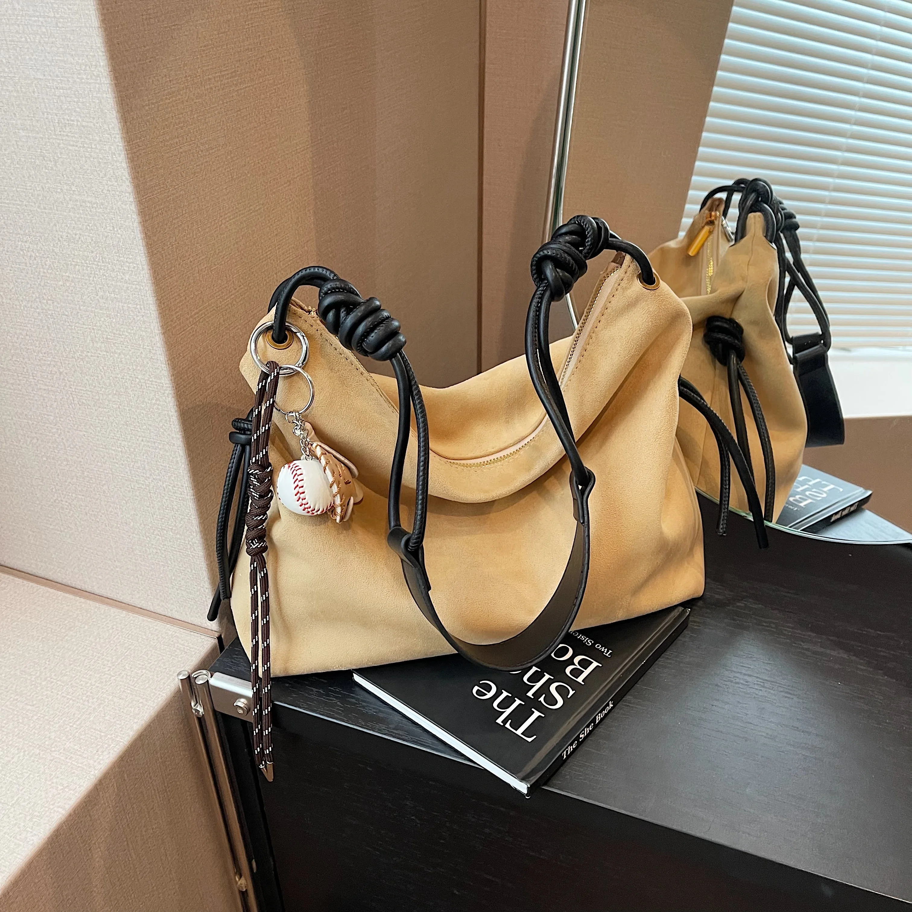 Deerskin high-grade askew straddle bag fashionable bag with all-purpose handbag simple simple shoulder bag in solid color
Deerskin high-grade askew straddle bag fashionable bag with all-purpose handbag simple simple shoulder bag in solid color