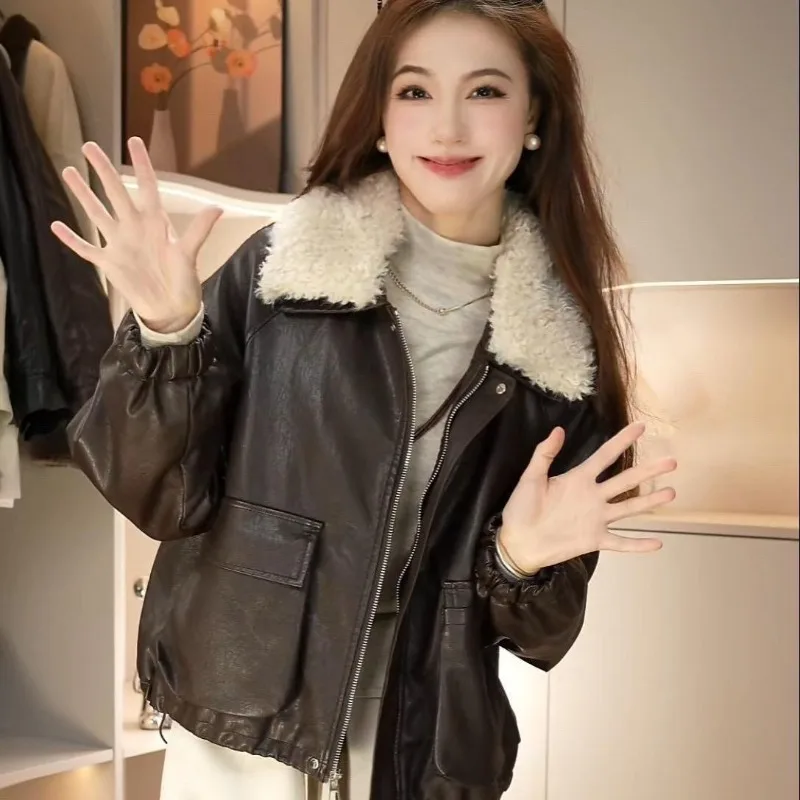 Leather Jacket for Women With Thick Fleece for Winter 2026 New Lamb fur Collar Fashionable Loose and Warm Leather Jacket Top WLF
Leather Jacket for Women With Thick Fleece for Winter 2026 New Lamb fur Collar Fashionable Loose and Warm Leather Jacket Top WLF