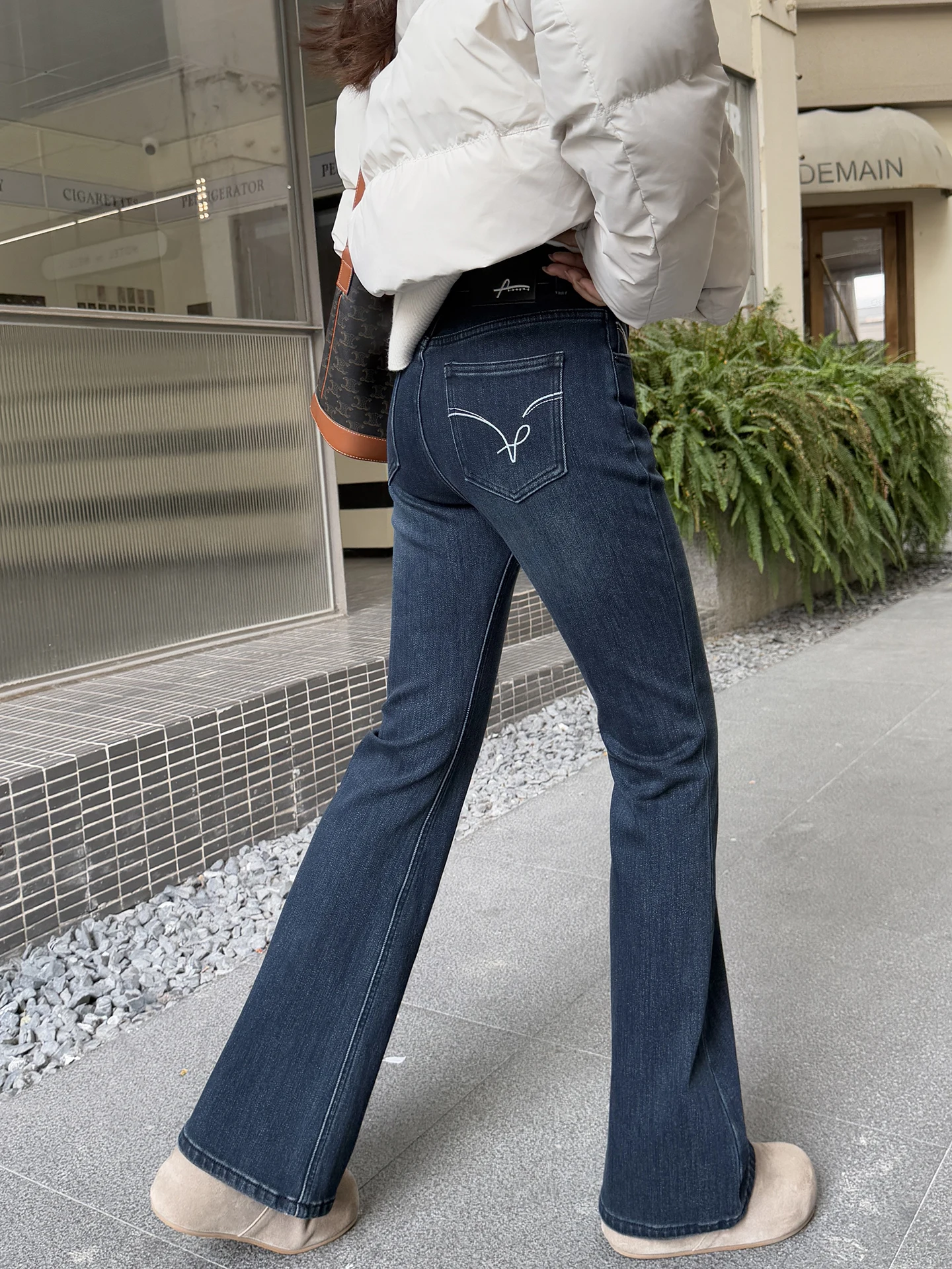 Женские зимние джинсы Slim Fit с флисовой подкладкой, прямые, широкие, расклешенные, с высокой талией, на молнии, из хлопка. Новинка.
Женские зимние джинсы Slim Fit с флисовой подкладкой, прямые, широкие, расклешенные, с высокой талией, на молнии, из хлопка. Новинка.