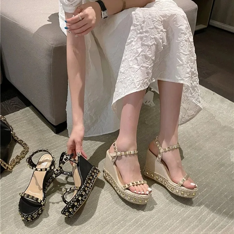 Fashion Women's Sandals Spring/Summer Rivet Wedge Sandals Designer Versatile High Heels for Women Luxury Sandal Zapatos De Mujer
Fashion Women's Sandals Spring/Summer Rivet Wedge Sandals Designer Versatile High Heels for Women Luxury Sandal Zapatos De Mujer