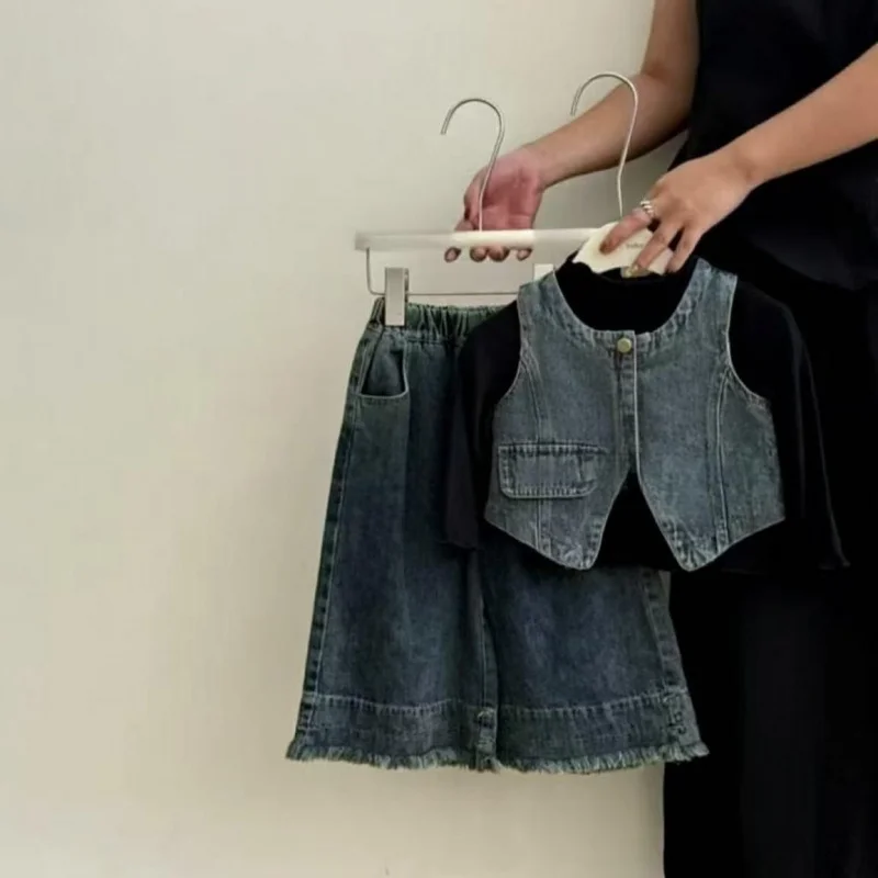 Girls' Autumn Outfit New Fashionable Children's Denim Vest Wide-Leg Pants Autumn Baby Three-Piece Set31075
Girls' Autumn Outfit New Fashionable Children's Denim Vest Wide-Leg Pants Autumn Baby Three-Piece Set31075