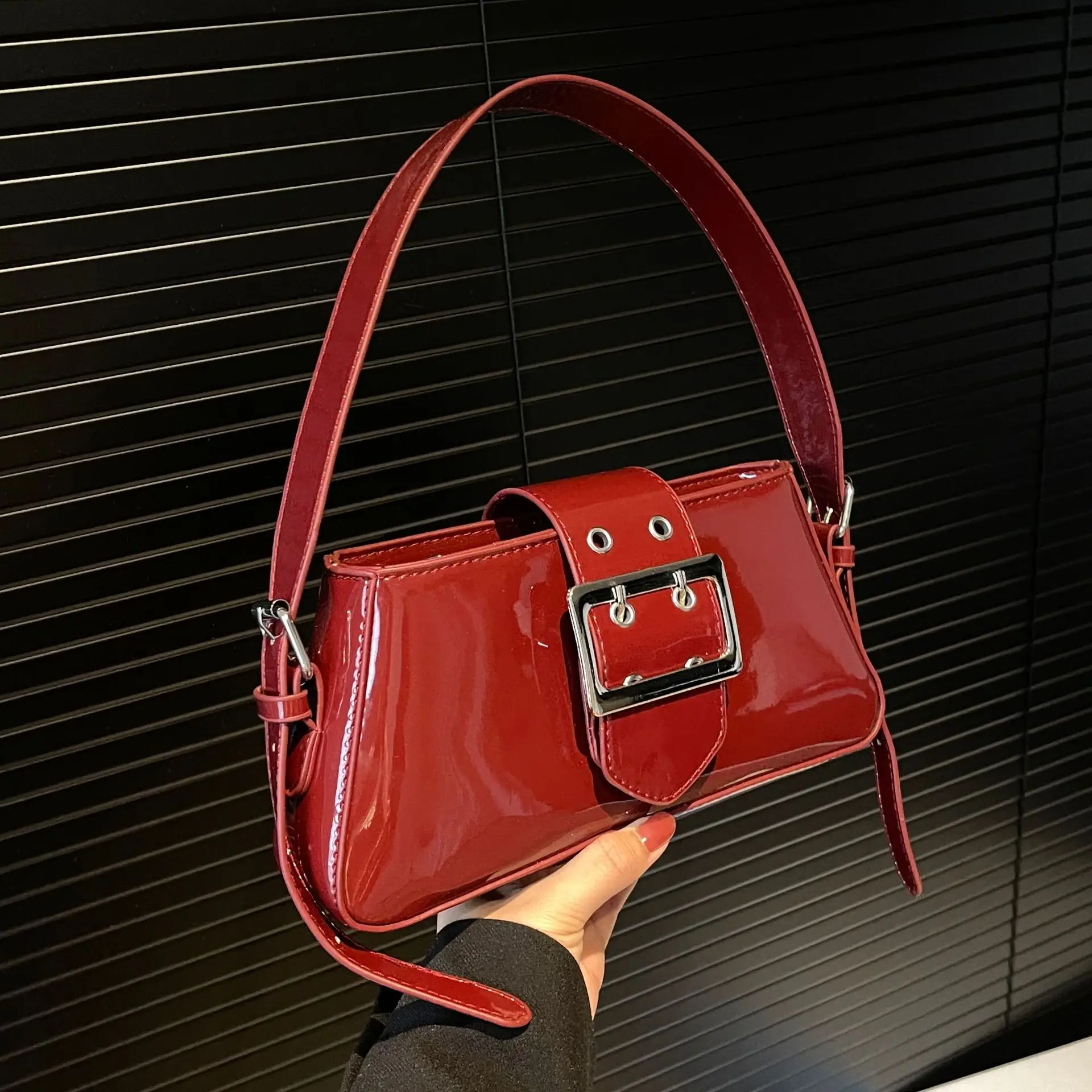 Patent Leather Retro Handbag Casual Versatile Shoulder Bag for Women Hand Bags Ladies Handbags Crossbody Bags for Women
Patent Leather Retro Handbag Casual Versatile Shoulder Bag for Women Hand Bags Ladies Handbags Crossbody Bags for Women