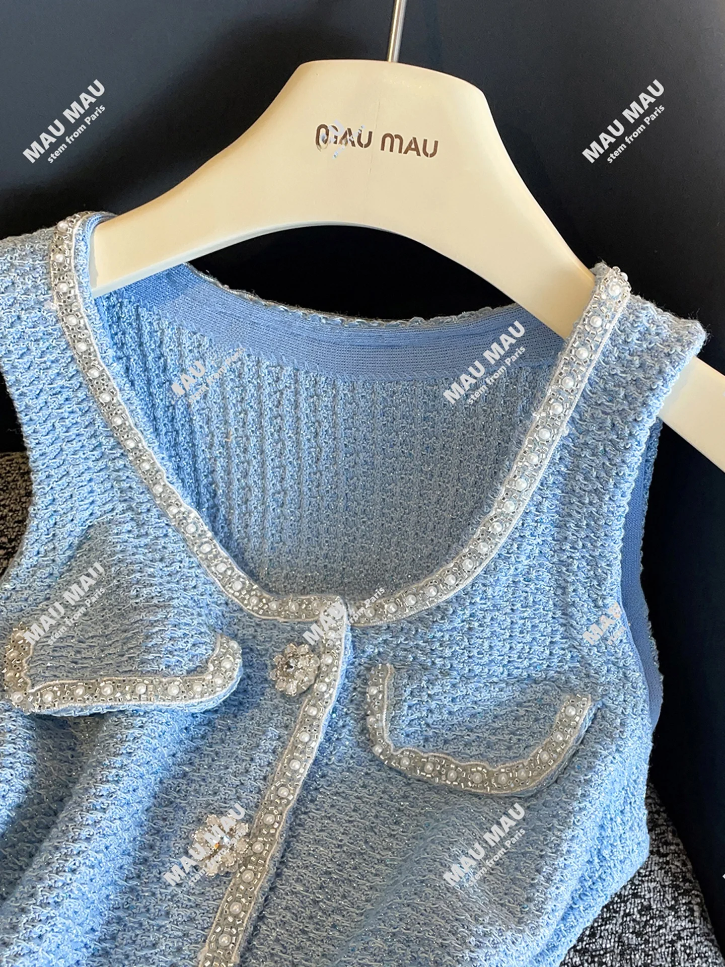 Высококачественный вязаный жилет U-Ne Pearl Embellied Small Fraance Sle, осенняя коллекция, женский модный повседневный жилет или H-образной формы
Высококачественный вязаный жилет U-Ne Pearl Embellied Small Fraance Sle, осенняя коллекция, женский модный повседневный жилет или H-образной формы