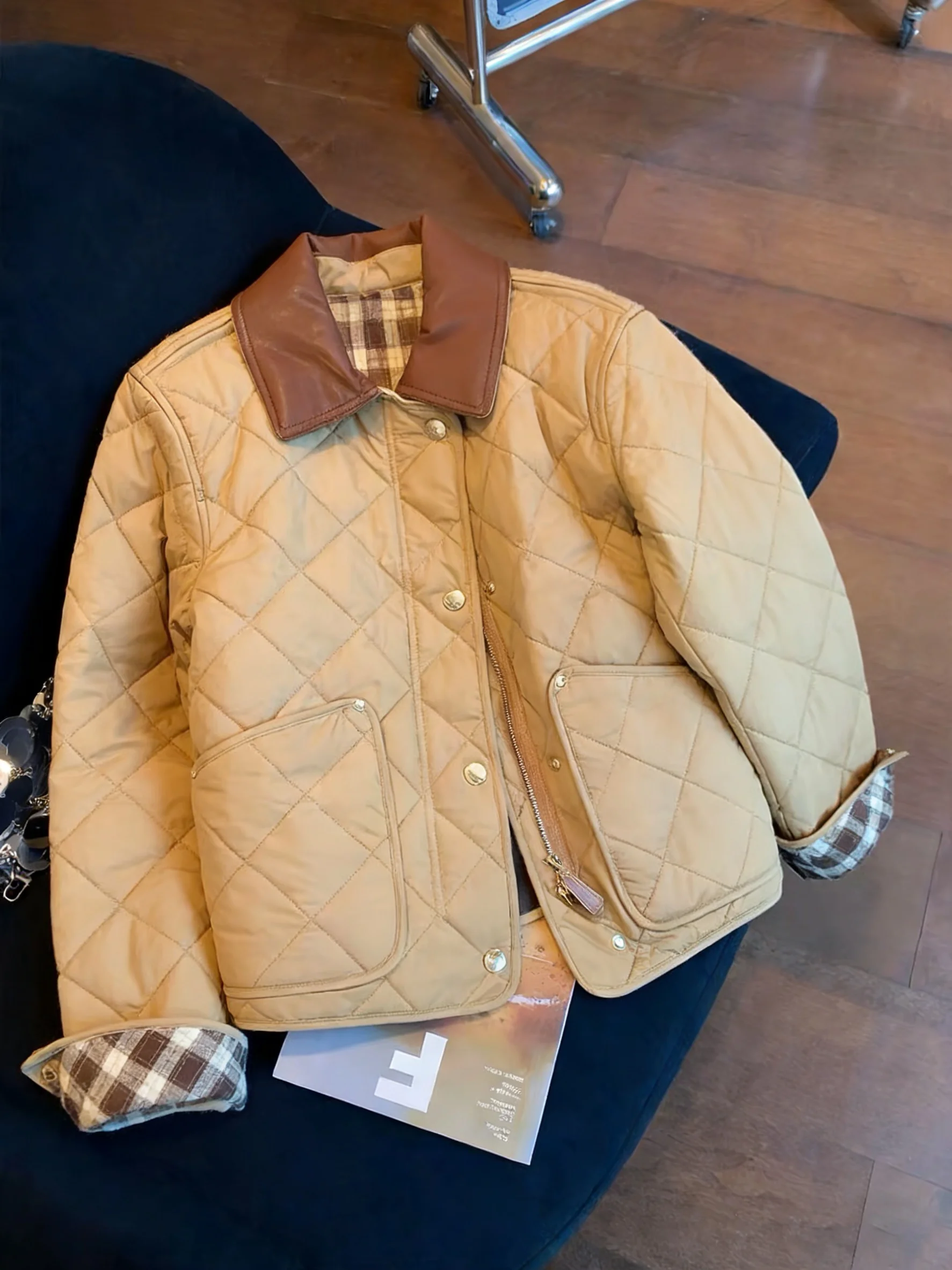 Женская свободная легкая куртка-пальто из хлопка с воротником в стиле ретро, осенне-зимняя, универсальная, модная, коричневая, с эффектом «бриллиант»
Женская свободная легкая куртка-пальто из хлопка с воротником в стиле ретро, осенне-зимняя, универсальная, модная, коричневая, с эффектом «бриллиант»