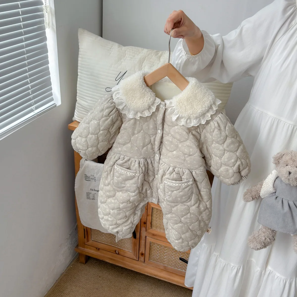 2025 Winter Kids Baby Girl Overalls Peter Pan Collar Thick Toddler Girls Velvet Bodysuits Quilted Newborn Girl Jumpsuits Rompers
2025 Winter Kids Baby Girl Overalls Peter Pan Collar Thick Toddler Girls Velvet Bodysuits Quilted Newborn Girl Jumpsuits Rompers