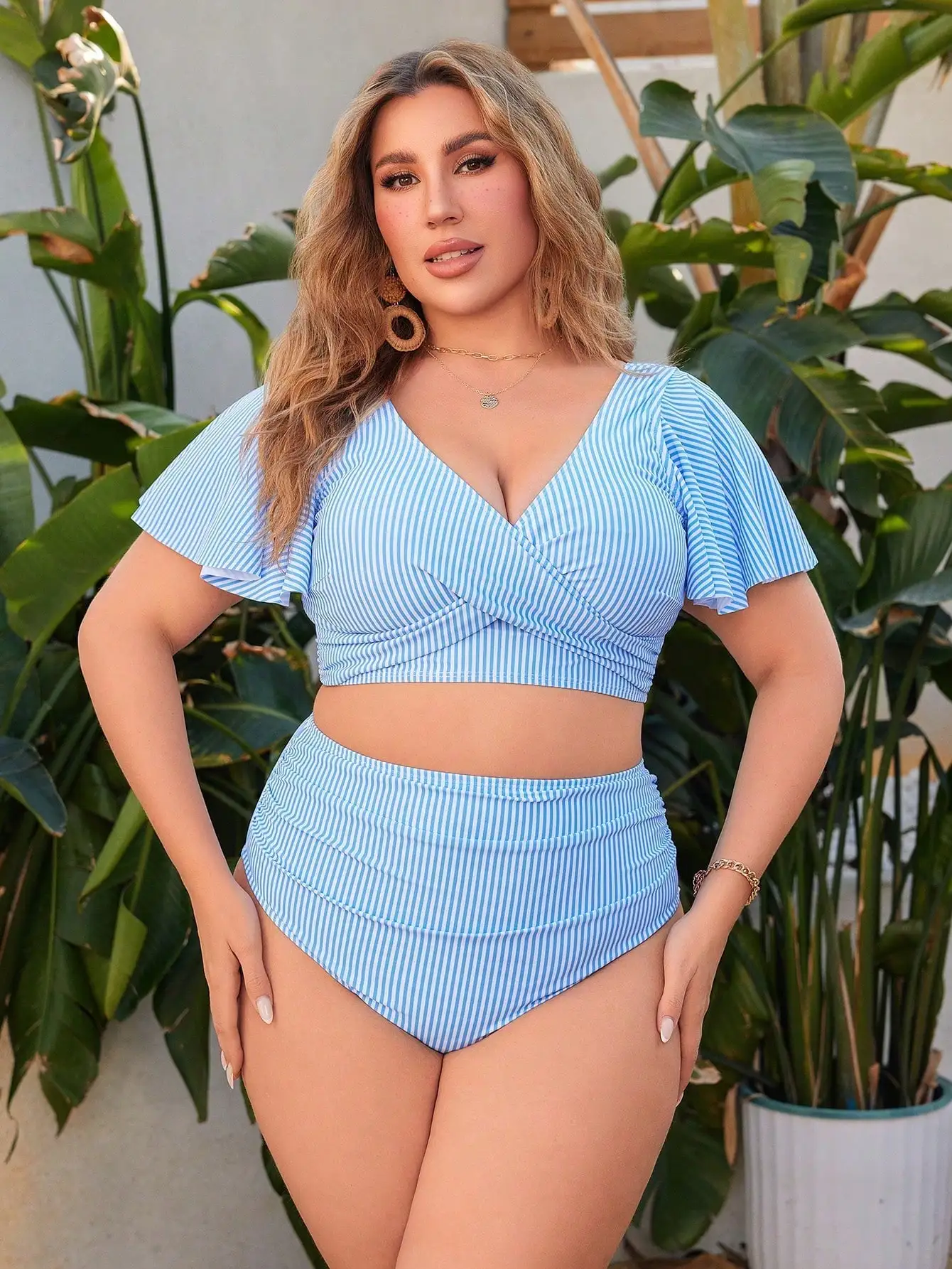 Женский комплект бикини больших размеров из двух частей с рюшами на рукавах, перекрестной застежкой спереди, высокой талией и полосатым принтом
Женский комплект бикини больших размеров из двух частей с рюшами на рукавах, перекрестной застежкой спереди, высокой талией и полосатым принтом