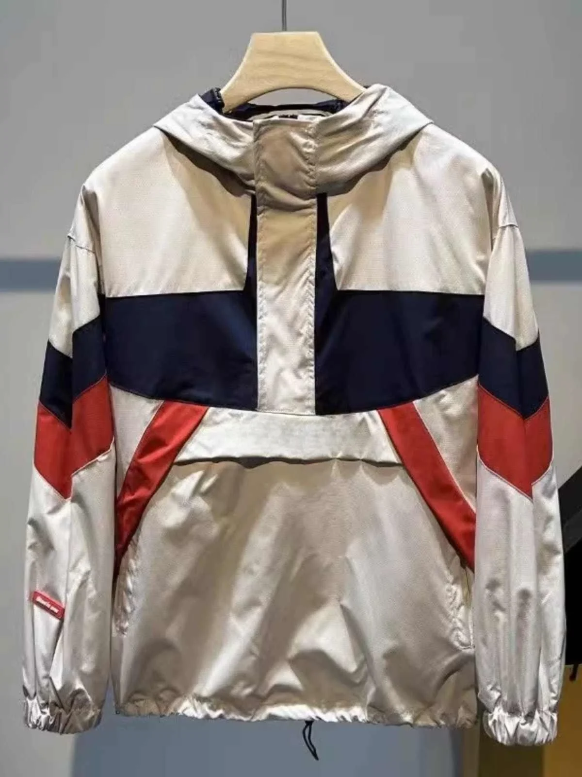 Весна-Осень-Зима 2024: Новая мужская куртка-спецовка в стиле пэчворк с цветовыми блоками, свободного кроя, с капюшоном, ветрозащитная, на флисовой подкладке, для активного отдыха
Весна-Осень-Зима 2024: Новая мужская куртка-спецовка в стиле пэчворк с цветовыми блоками, свободного кроя, с капюшоном, ветрозащитная, на флисовой подкладке, для активного отдыха