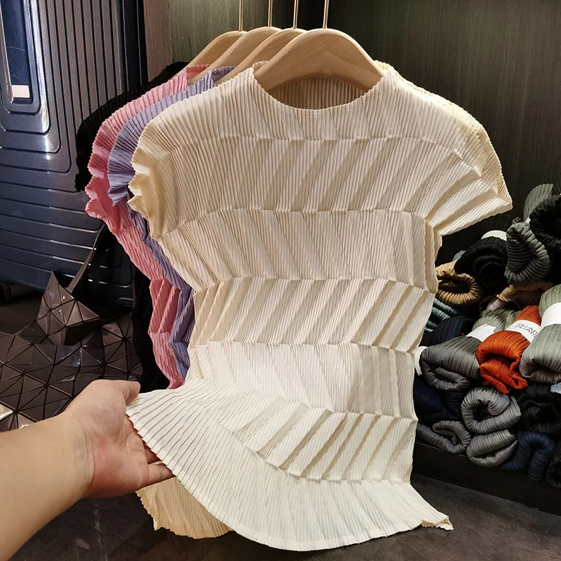 Miyake плиссированная футболка плиссе, однотонные маленькие складные топы с круглым вырезом, женские летние 2022, новые плиссированные простые тонкие футболки со складками High Sense
Miyake плиссированная футболка плиссе, однотонные маленькие складные топы с круглым вырезом, женские летние 2022, новые плиссированные простые тонкие футболки со складками High Sense