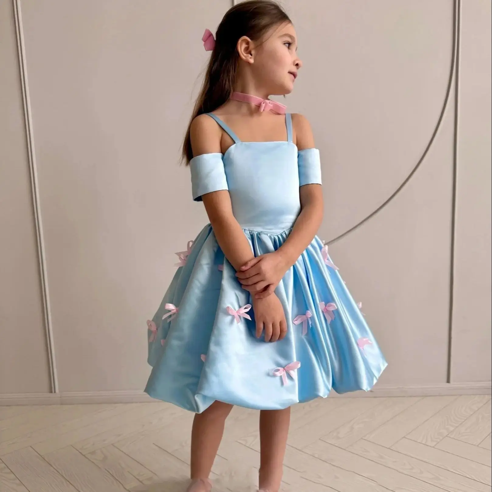 Customized Blue Flower Girl Dresses for Wedding With Bows Satin Knee Length Lovey First Communion Kids Birthday Party Ball Gowns
Customized Blue Flower Girl Dresses for Wedding With Bows Satin Knee Length Lovey First Communion Kids Birthday Party Ball Gowns