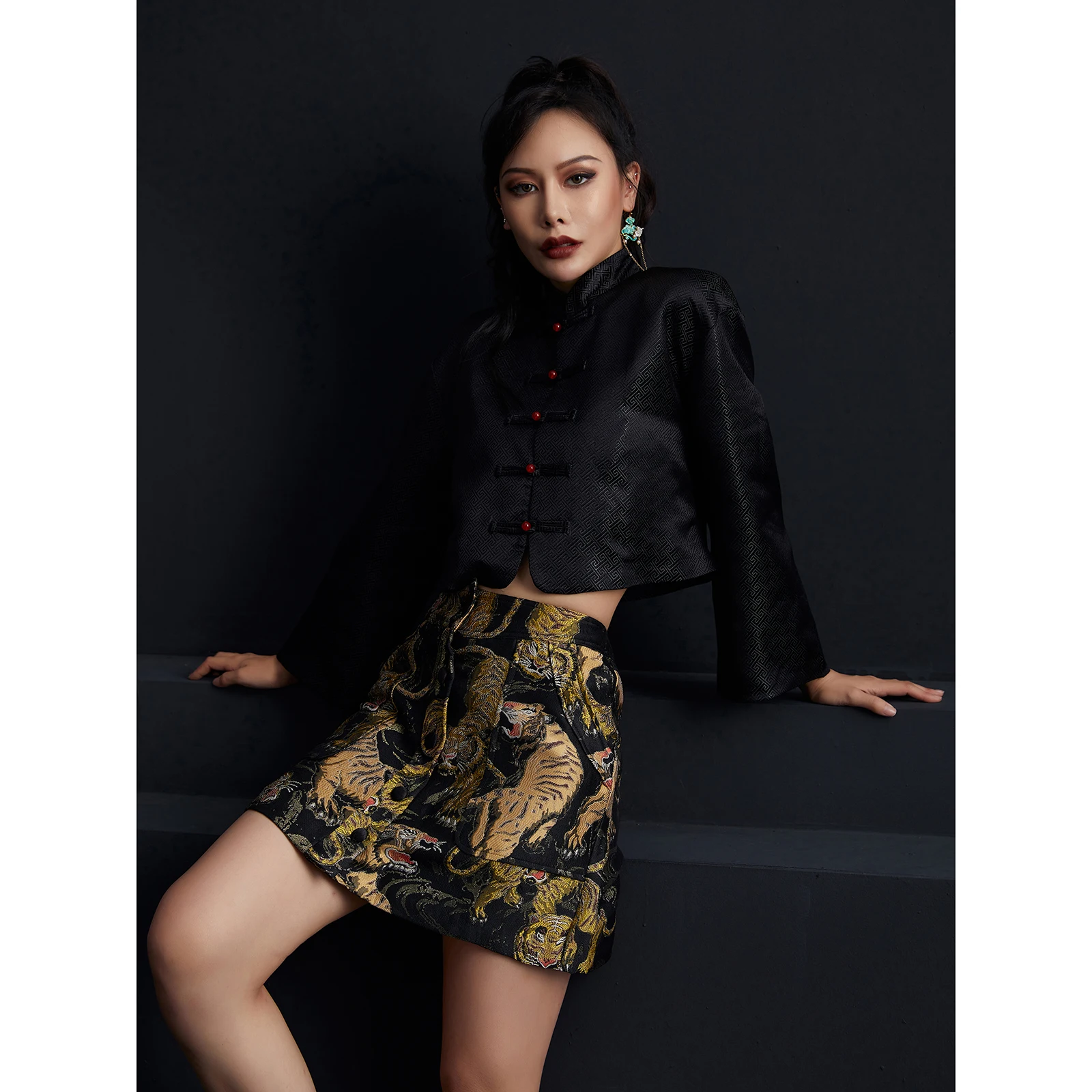 Original 2024 New Vintage Silk Velvet Embroidery Buttoned Slim Fit ort Top Chinese Sle Clothing Ladies' Faion
Original 2024 New Vintage Silk Velvet Embroidery Buttoned Slim Fit ort Top Chinese Sle Clothing Ladies' Faion