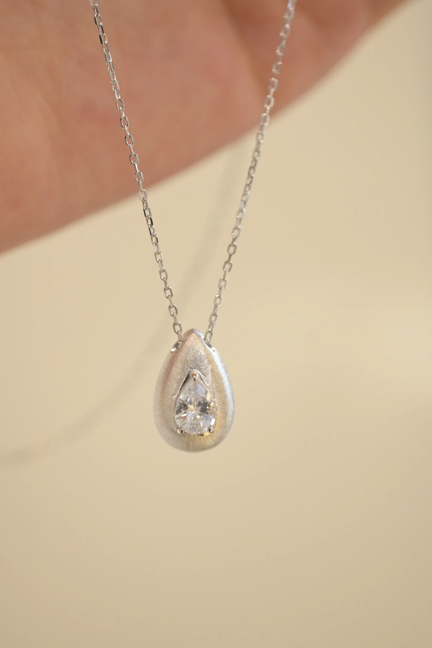 Exquisite Matte - finish Teardrop Imitation diamond Necklace-Premium Quality.Flawless Details.Zero Cheap Feel
Exquisite Matte - finish Teardrop Imitation diamond Necklace-Premium Quality.Flawless Details.Zero Cheap Feel