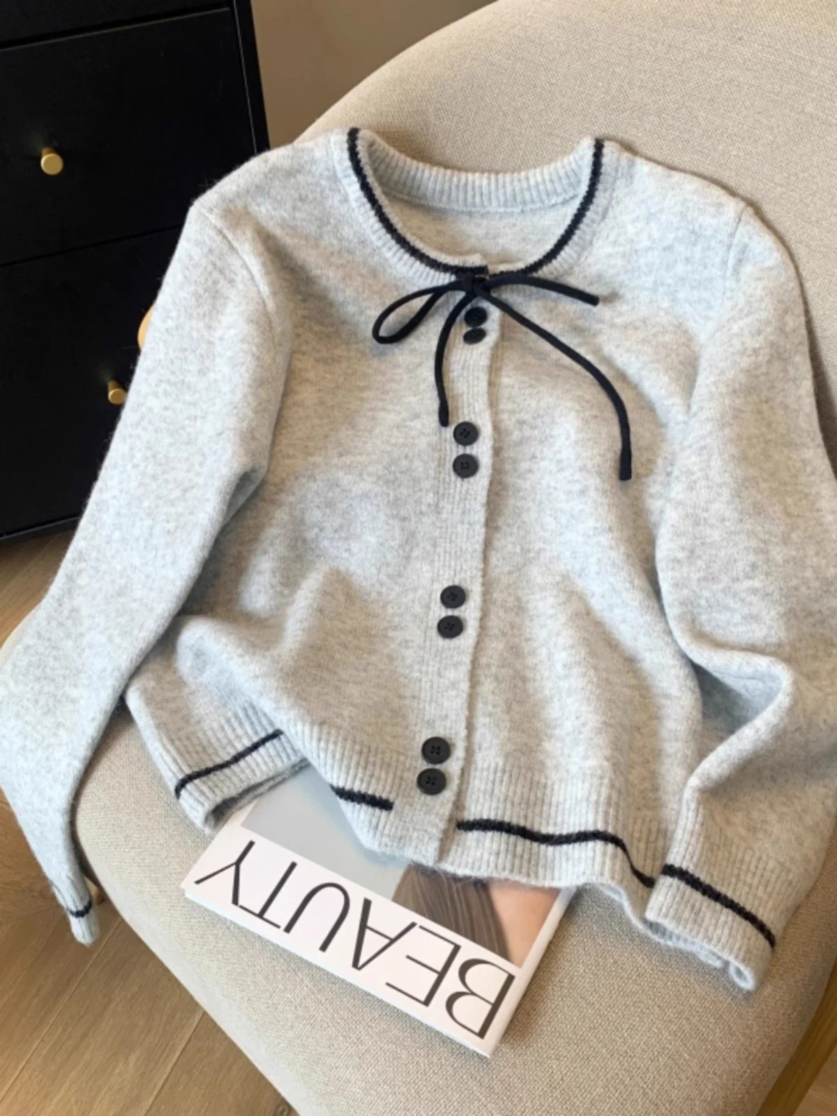 plus Size Women's Grey Knitted round Neck Sweater Fashionable College Style Autumn Top Slimming Versatile Open Cardigan
plus Size Women's Grey Knitted round Neck Sweater Fashionable College Style Autumn Top Slimming Versatile Open Cardigan