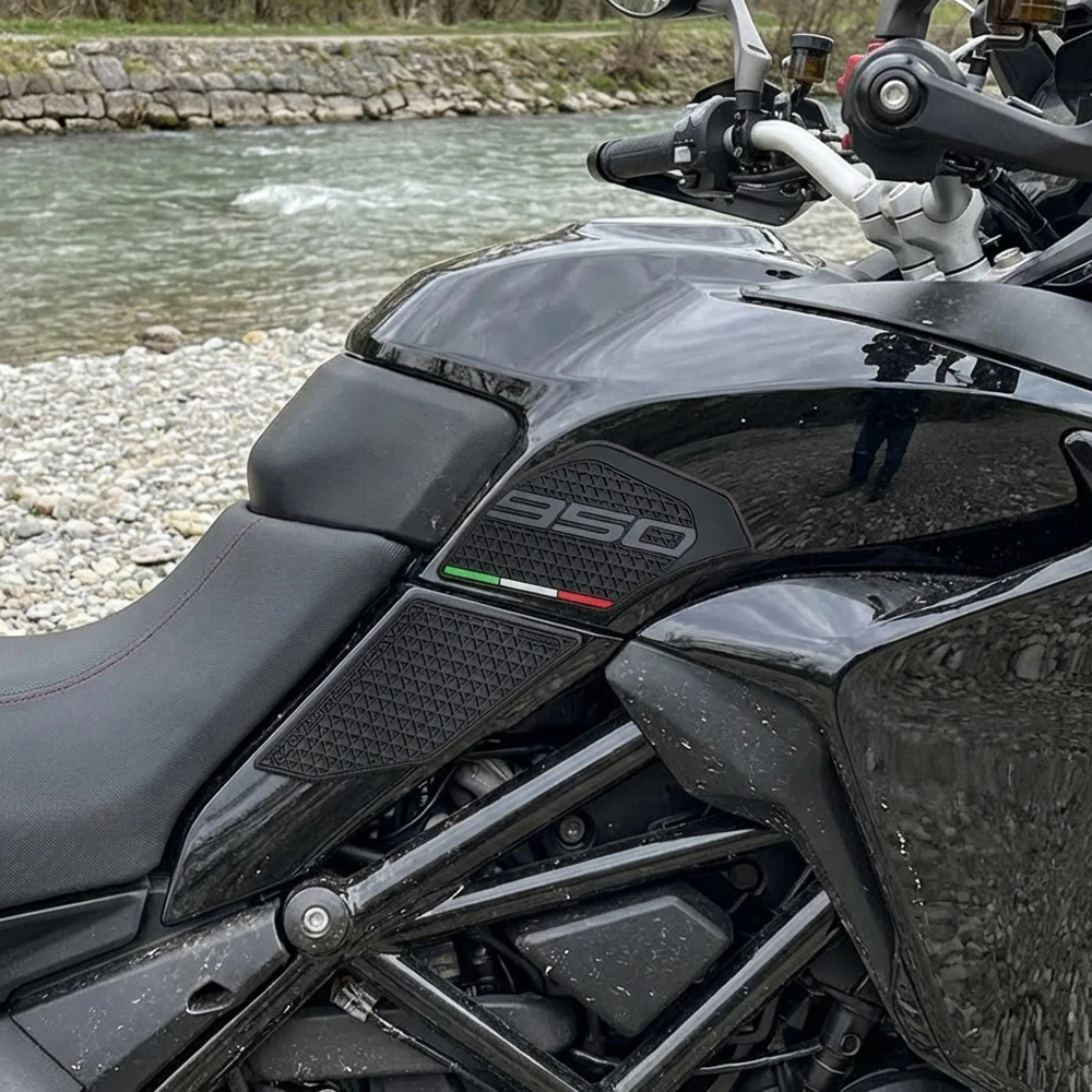 Для Ducati Multistrada 950 950S 2019-2025: Противоскользящие боковые накладки на бак для защиты коленей
Для Ducati Multistrada 950 950S 2019-2025: Противоскользящие боковые накладки на бак для защиты коленей