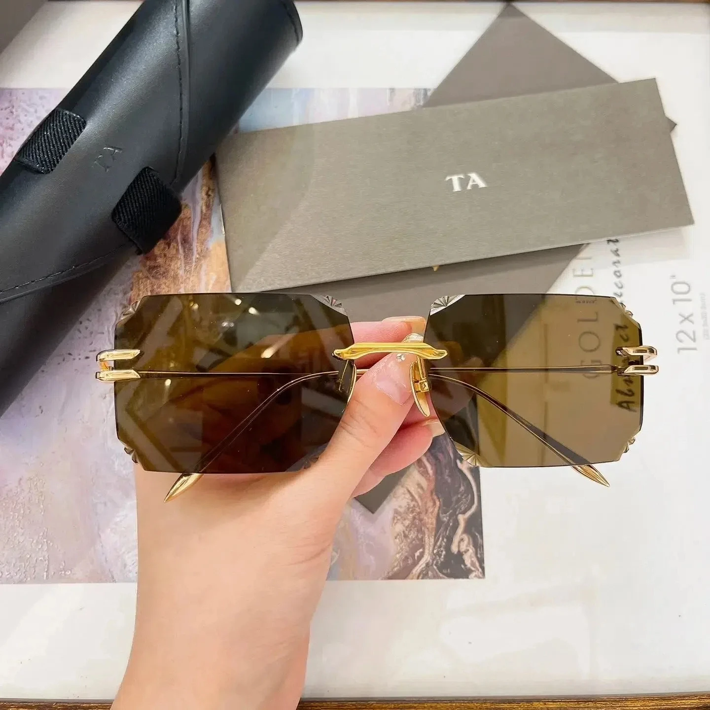 New For DIYTA DT EMBPA DTS155T Luxury Gold Alloy Frame Womens Sunglasses Retro UV400 Boundless Casual Men's Sun Glasses With Box
New For DIYTA DT EMBPA DTS155T Luxury Gold Alloy Frame Womens Sunglasses Retro UV400 Boundless Casual Men's Sun Glasses With Box