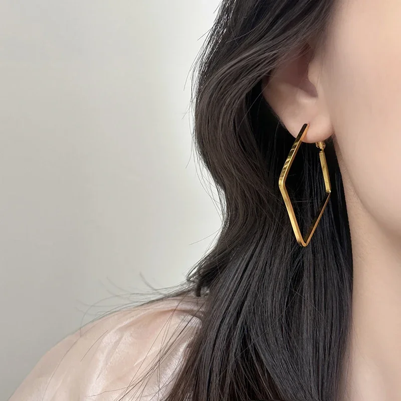 Real 925 Sterling Silver 18K Gold Geometric Hoop Earrings for Women Trendy Fine Jewelry Minimalist Light Luxury Accessories
Real 925 Sterling Silver 18K Gold Geometric Hoop Earrings for Women Trendy Fine Jewelry Minimalist Light Luxury Accessories