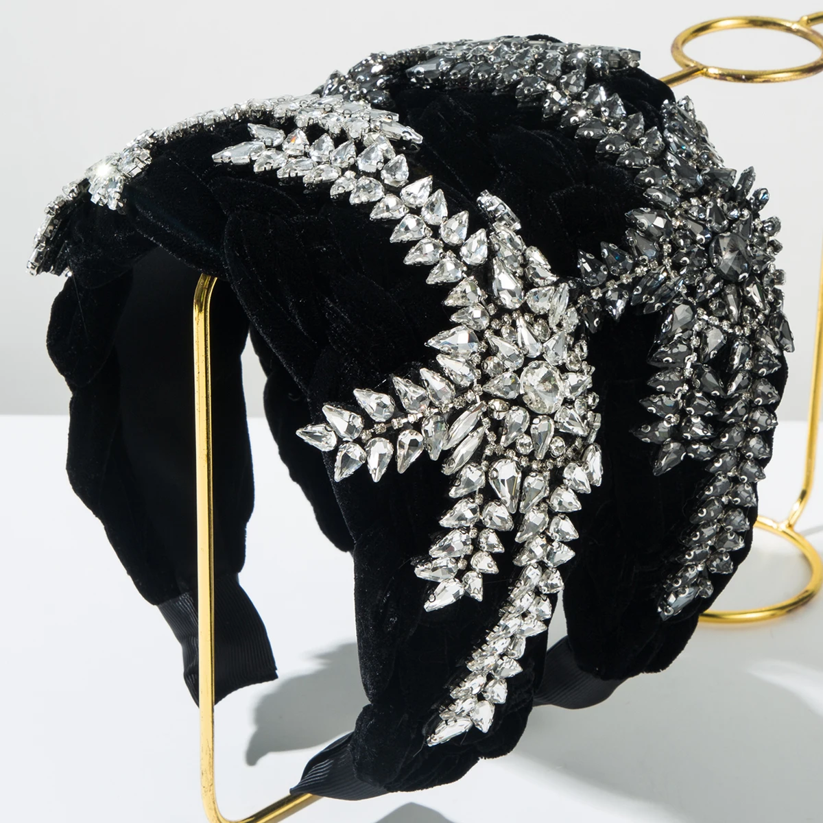 European and American Flannelette Woven Fried Dough Twists Knot Hair Hoop High Skull Top Inlaid Drill Super Flash Headbend
European and American Flannelette Woven Fried Dough Twists Knot Hair Hoop High Skull Top Inlaid Drill Super Flash Headbend