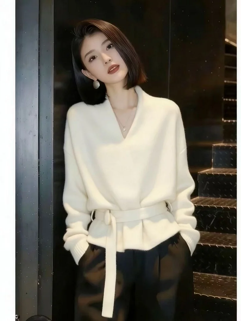 Женский трикотажный джемпер Ele с V-образным вырезом и приталенным силуэтом, модный, весенне-осенний, новый, повседневный, премиум-класса, из полиэфирного волокна
Женский трикотажный джемпер Ele с V-образным вырезом и приталенным силуэтом, модный, весенне-осенний, новый, повседневный, премиум-класса, из полиэфирного волокна